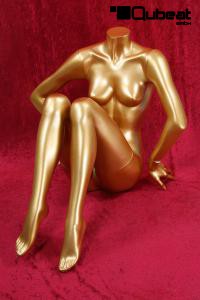 Weibliche Schaufensterpuppe gold sitzend kopflos