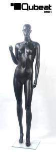 Weibliche Schaufensterpuppe in elegantem Schwarz matt