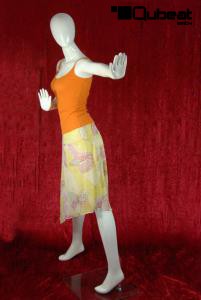 Weibliche Schaufensterpuppe / Mannequin faceless white shining