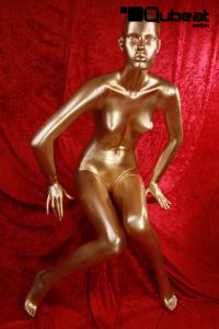 Weibliche Schaufensterpuppe sitzend gold