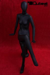 Weibliche Schaufensterpuppe sitzend schwarz