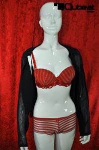 weibliche Schaufensterpuppe wei schimmernd / Mannequin
