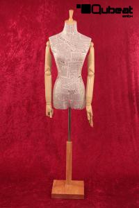 Weibliche Schneiderpuppe, beige mit Zeitungsmuster und beweglichen Armen