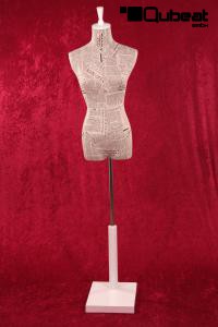 Weibliche Schneiderpuppe, beige mit Zeitungsmuster und weier Holzstandplatte