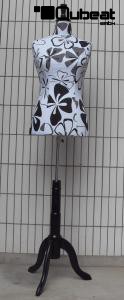 Weibliche Schneiderpuppe wei� / schwarz gebl�mt