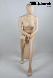 Weibliche, sitzende Schaufensterpuppe, hautfarben gesichtslos