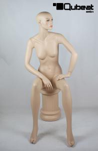 Weibliche, sitzende Schaufensterpuppe, hautfarben