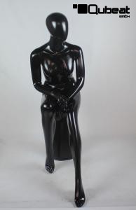 Weibliche, sitzende Schaufensterpuppe, schwarz matt gesichtslos