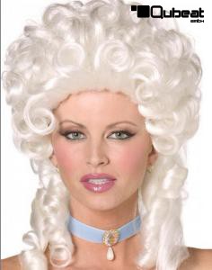 Weie Mittelalterpercke mit Locken