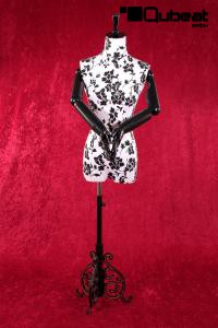 Wei�e, weibliche Schneiderpuppe mit Blumenornamenten und ansteckbaren Gelenkarmen