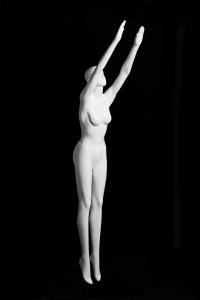 Wei�gl�nzende, weibliche Schaufensterpuppe mit abstraktem Gesicht